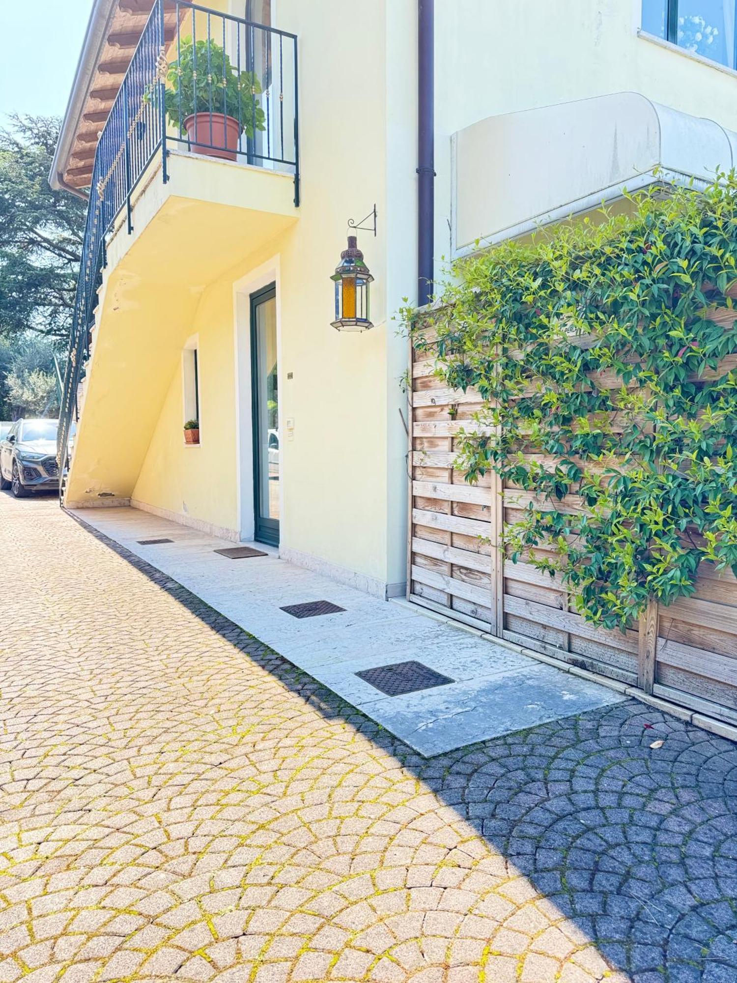 Appartamento La Perla Torri Del Benaco Exterior photo